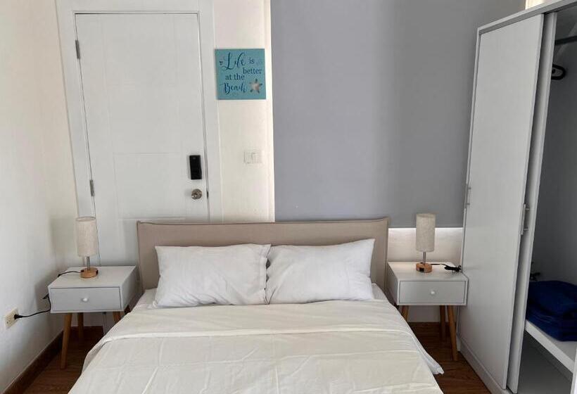 غرفة قياسية مزوَّدة بشُرفة, Emy House