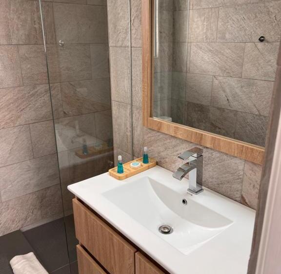 شقة غرفة واحدة, Emy House