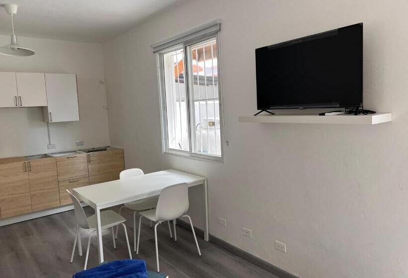 דירת חדר, Emy House