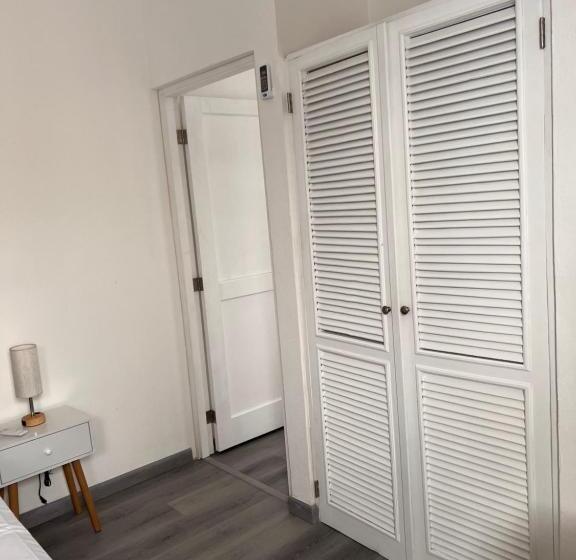 شقة غرفة واحدة, Emy House