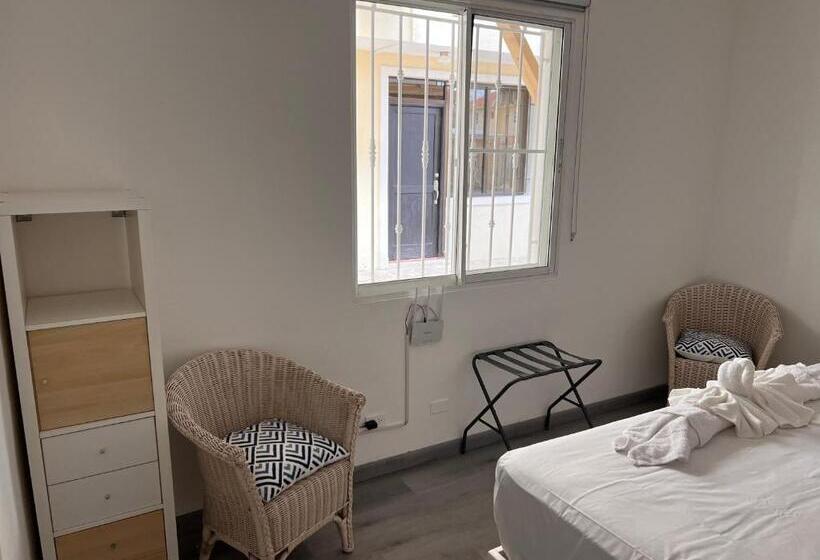 شقة غرفة واحدة, Emy House