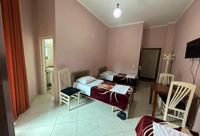 חדר סטנדרט לשלושה, Zogu