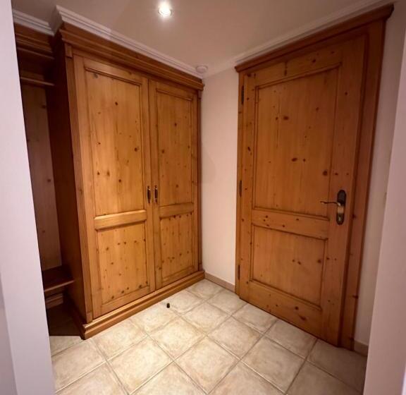 Номер Стандарт Вид на Горы, Esterer