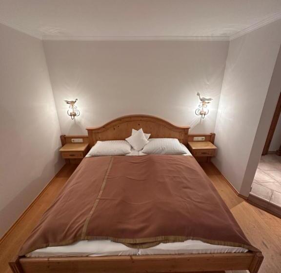 Номер Стандарт Вид на Сад, Esterer