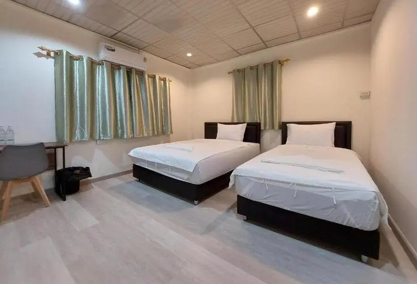 اتاق استاندارد سه تخته با سرویس بهداشتی مشترک, Chaiwat Hostel