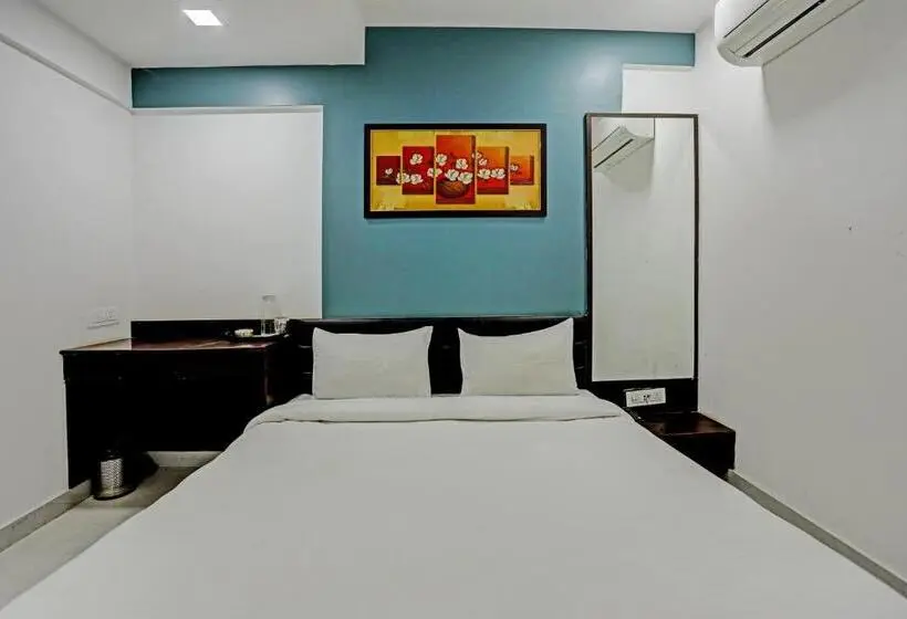 Classic Kolmen Hengen Huone, Oyo Pooja Palace