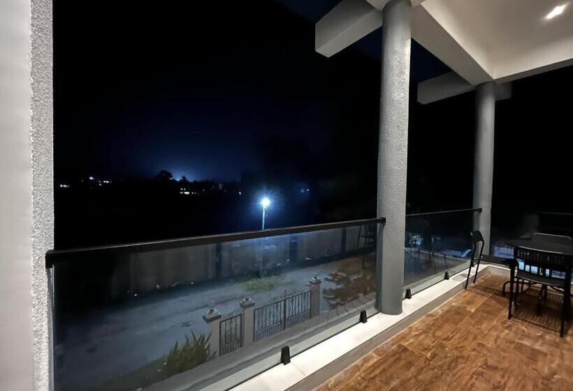 סוויטה משפחתית, Kiana Stays