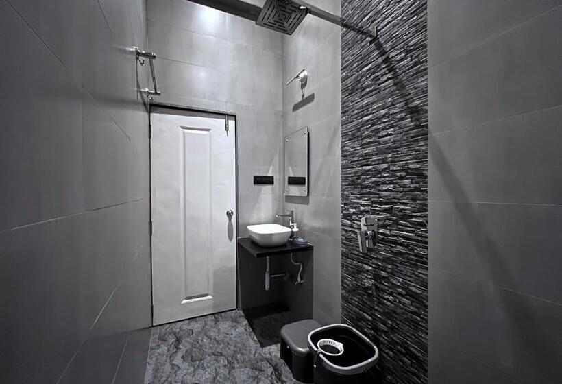 חדר דלוקס, Kiana Stays