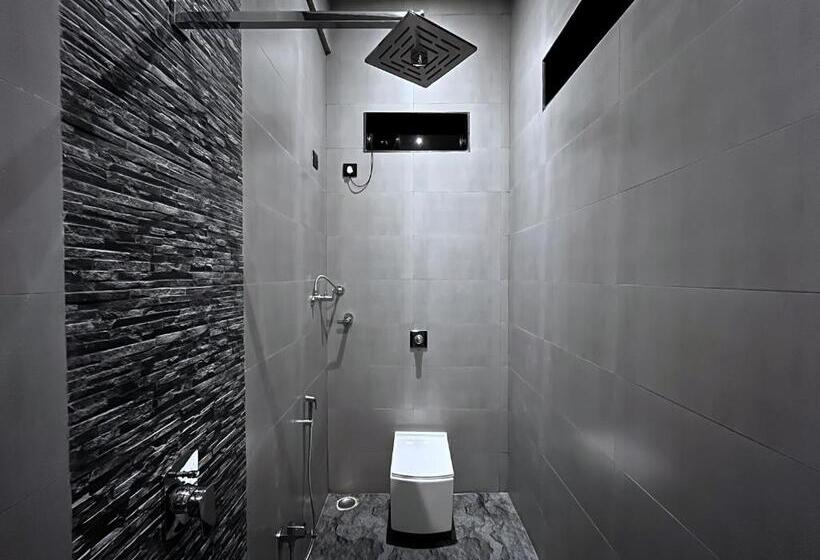 חדר דלוקס, Kiana Stays