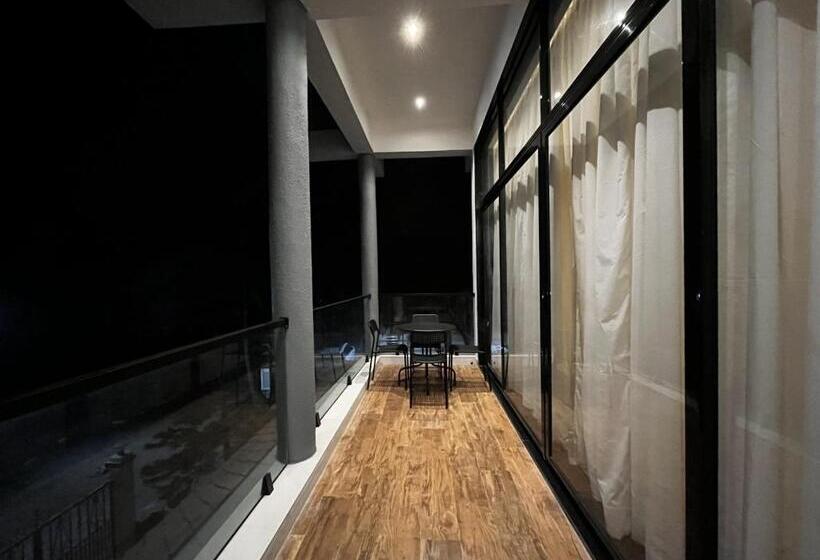 סוויטה משפחתית, Kiana Stays