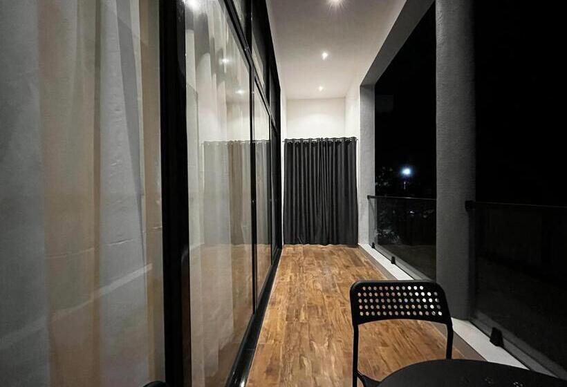 סוויטה משפחתית, Kiana Stays