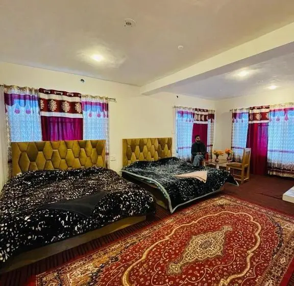 Perhehuone, The Gulmarg Palace