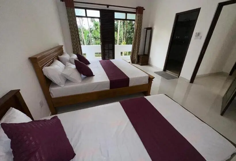 Standard Kolmen Hengen Huone Parveke, Highway Reach Layathraa