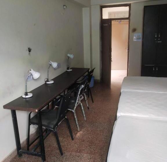 带阳台的三人标准间, Abuzz Oxfordcaps Chanakya Hostel Solan