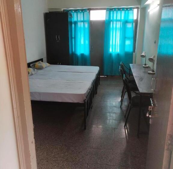 带阳台的三人标准间, Abuzz Oxfordcaps Chanakya Hostel Solan