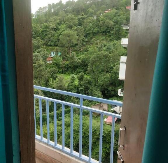 스탠다드 트리플 발코니 룸, Abuzz Oxfordcaps Chanakya Hostel Solan