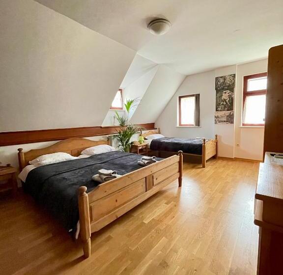 غرفة قياسية ثلاثية, Gostišče Barbara