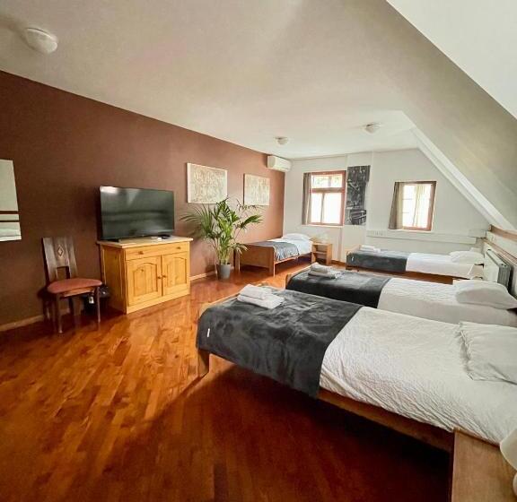 غرفة قياسية رباعية, Gostišče Barbara