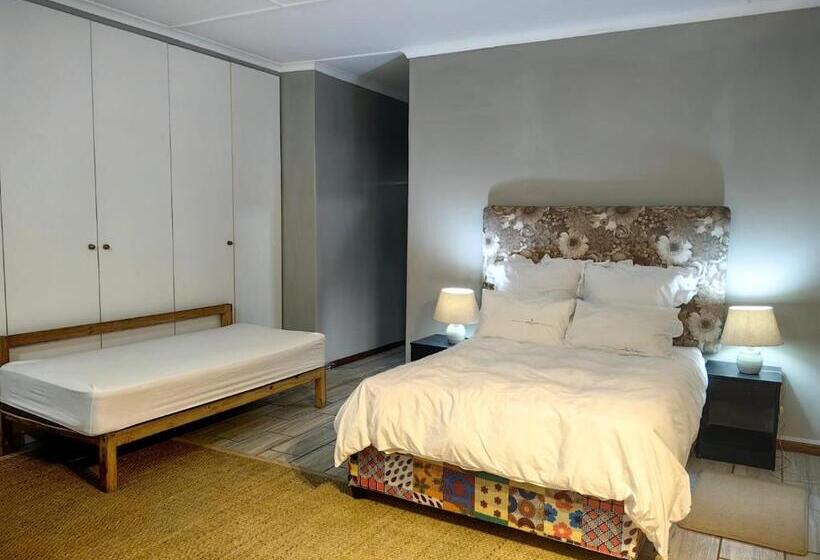 اتاق استاندارد سه نفره, Mitchell Guesthouse