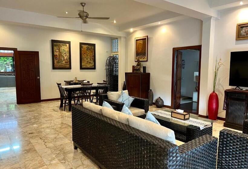 جناح عائلي, Talay Naiharn Villa