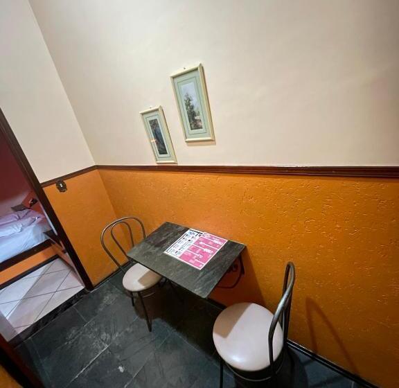 سوییت لوکس, Free Way Motel