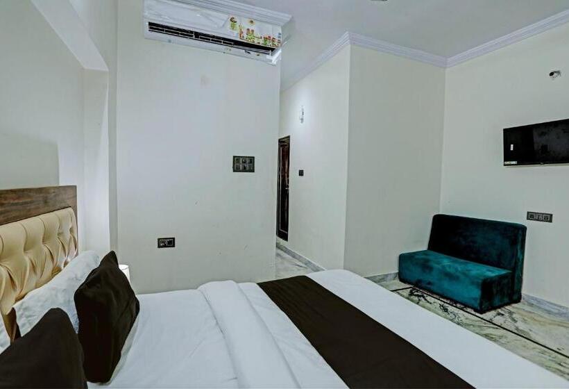 트리플 클래식 룸, Oyo The Adiitya Inn