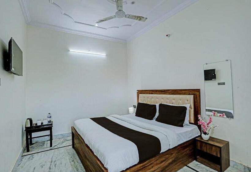 트리플 클래식 룸, Oyo The Adiitya Inn