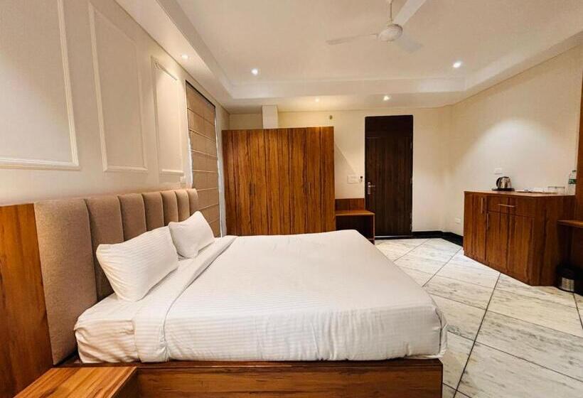 جناح سوبيريور, Saaj Mansion