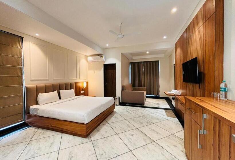 جناح سوبيريور, Saaj Mansion