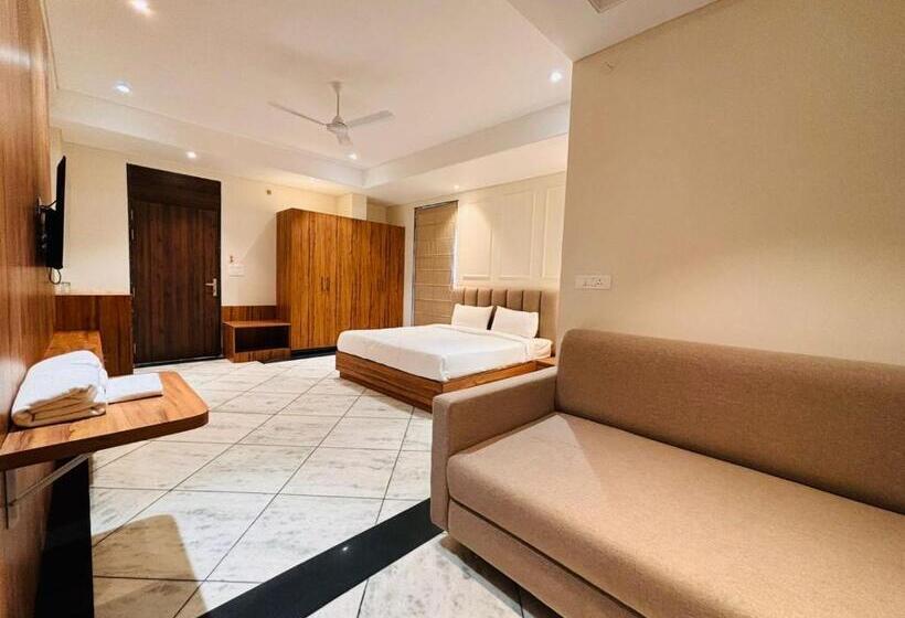 جناح سوبيريور, Saaj Mansion