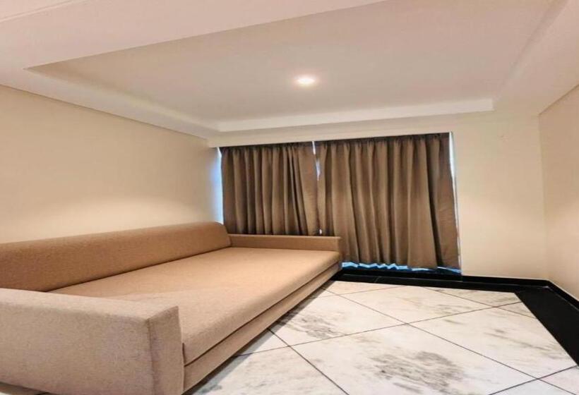 جناح سوبيريور, Saaj Mansion