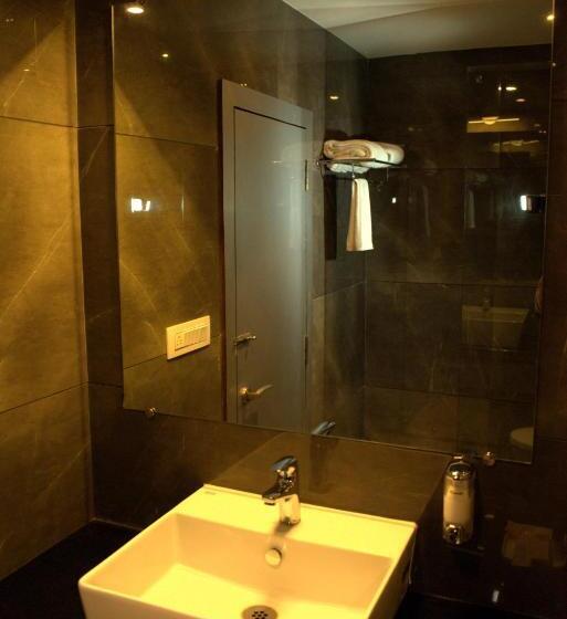 חדר סופריור, Tanisha