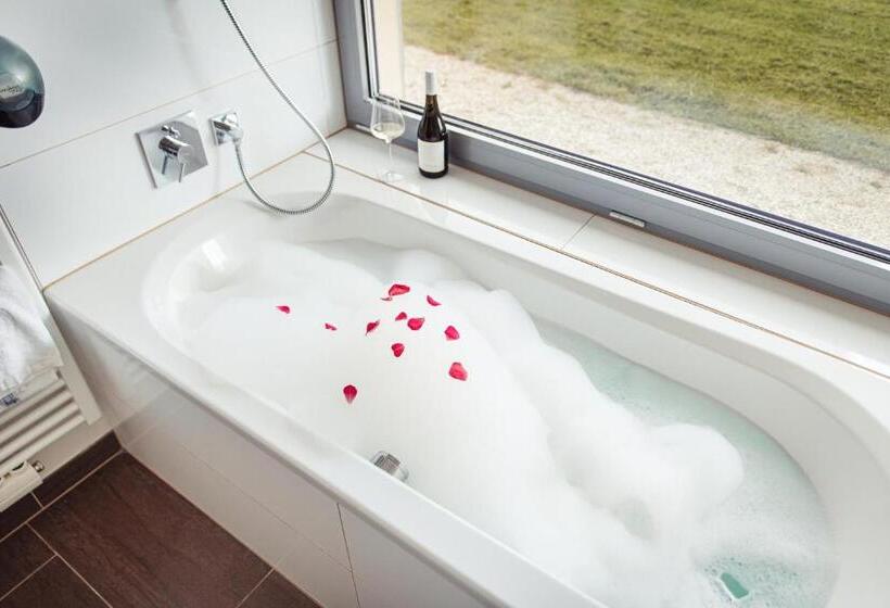 带景观的三人标准房间, Weinblick & Weingut Grafinger