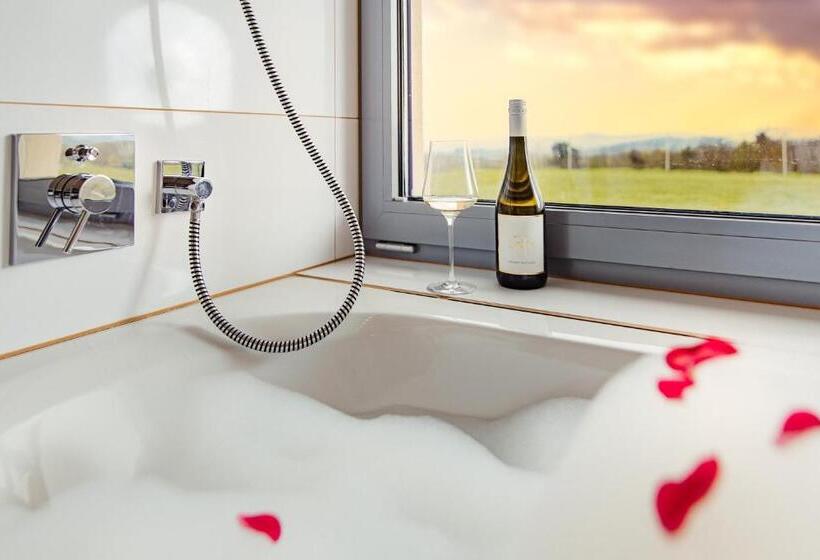 带景观的三人标准房间, Weinblick & Weingut Grafinger