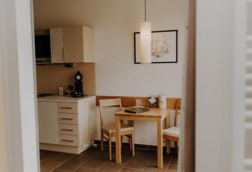 带景观的三人标准房间, Weinblick & Weingut Grafinger