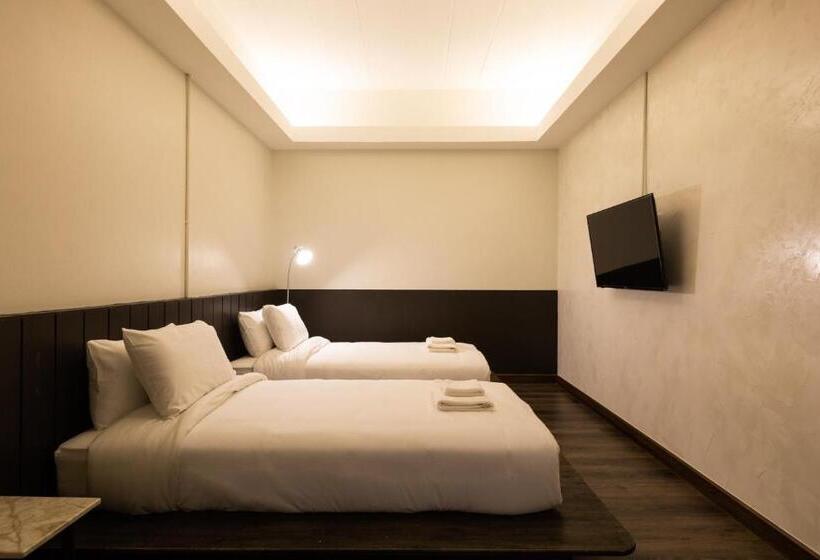 غرفة ديلوكس, Within Korat Sawairiang