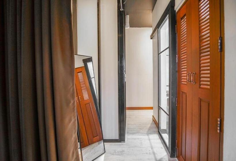 غرفة ديلوكس ثلاثية, Within Korat Sawairiang