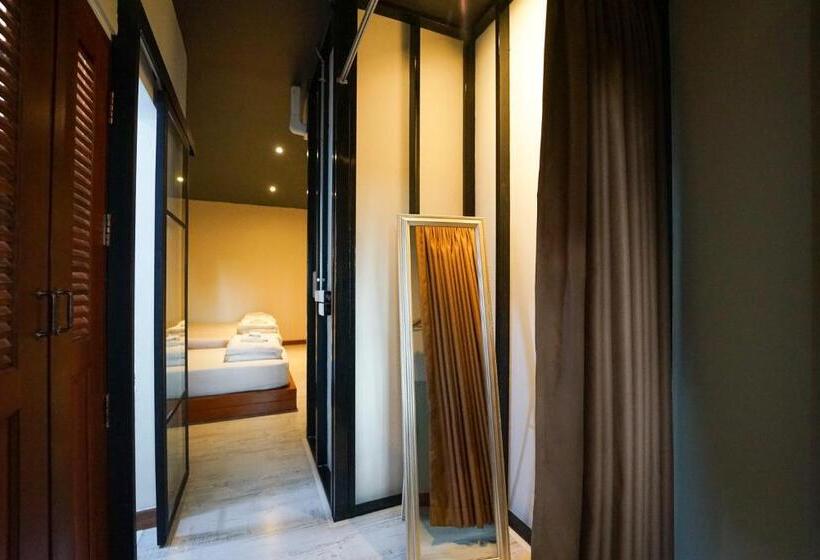 غرفة ديلوكس ثلاثية, Within Korat Sawairiang