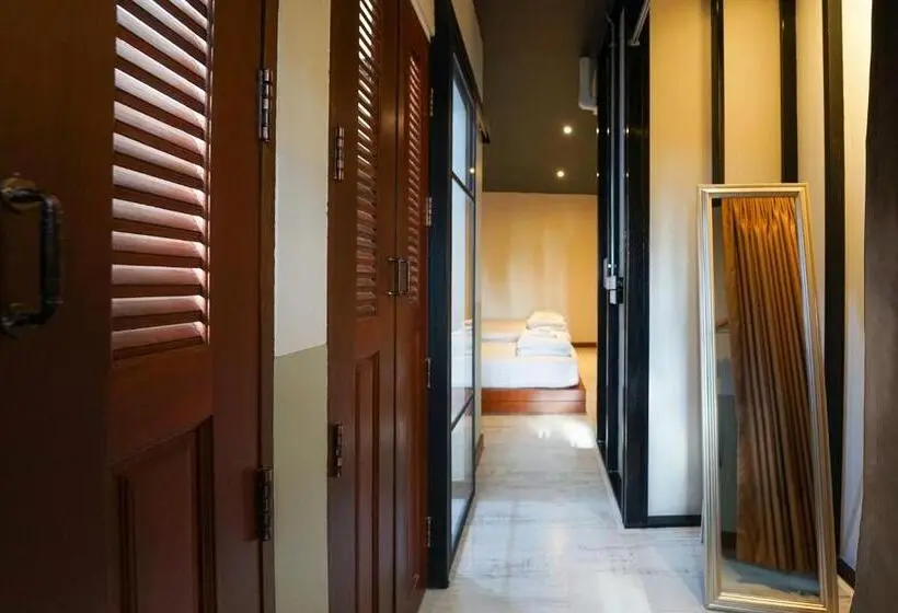 デラックストリプルルーム, Within Korat Sawairiang