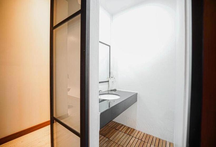 غرفة ديلوكس ثلاثية, Within Korat Sawairiang