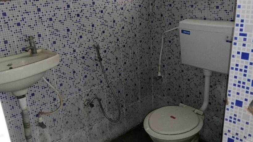 חדר קלאסי לשלושה, O Khandesh