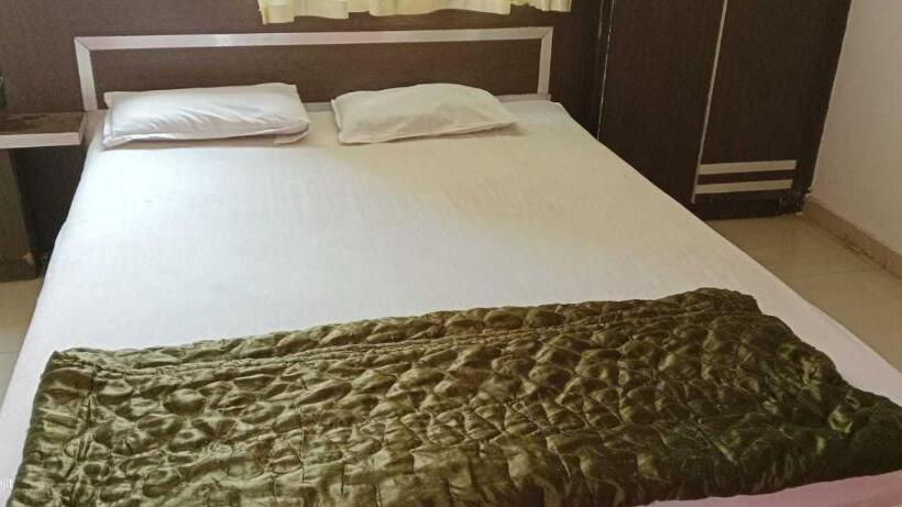 חדר קלאסי לשלושה, O Khandesh