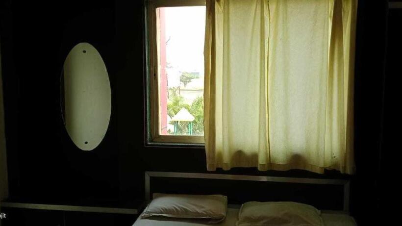 חדר קלאסי לשלושה, O Khandesh