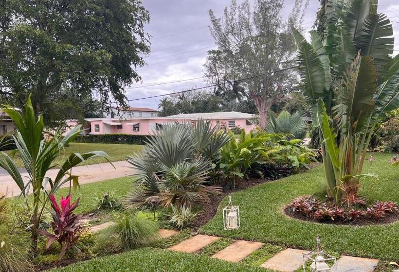 غرفة ديلوكس سرير كينج, Paradise Gardens Wilton Manors  Male Only