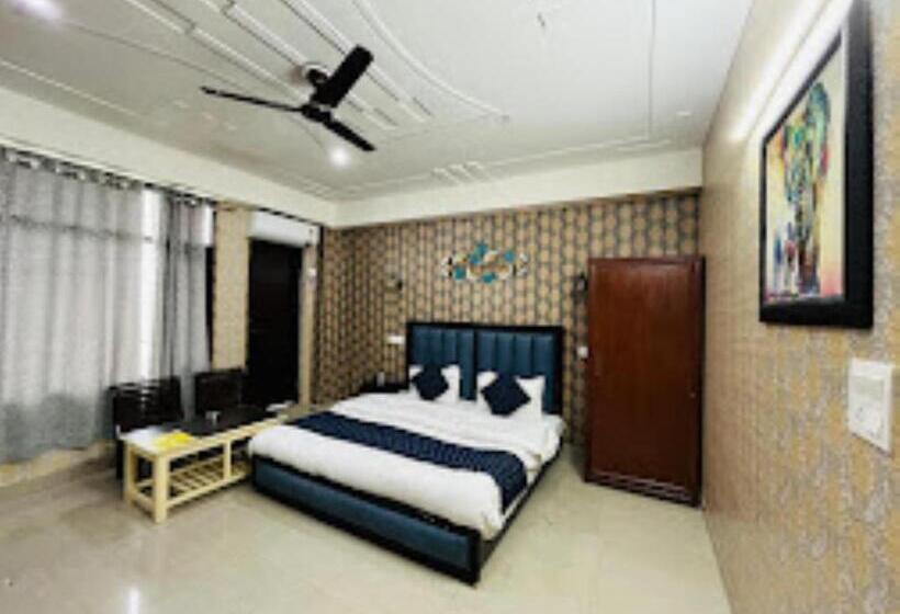 キングサイズベッドのスタンダードルーム, Devdar Resort  Dharamshala