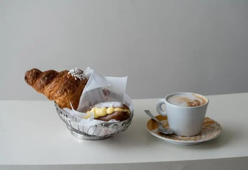 Pokój Standard Trzyosobowy, Conte Cavour