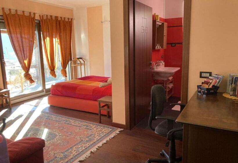 اتاق استاندارد چهار تخته, La Stanza Dei Segreti