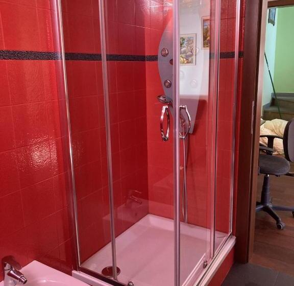 اتاق استاندارد چهار تخته, La Stanza Dei Segreti