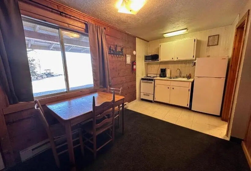 キングサイズベッドのデラックススイート, Ute Bluff Lodge, Cabins And Rv Park