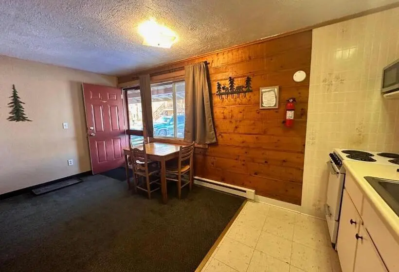 キングサイズベッドのデラックススイート, Ute Bluff Lodge, Cabins And Rv Park